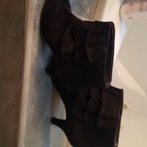 Black velvet unique detail boots!